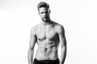 İyi vücut. Atlet adam, saç bakımı. Spor sonrası kas eğitmeni. Fitness diyeti. Arzu ve ayartma. Erkek modası ve güzelliği. Seksi kaslı maço. Çıplak gövde ile seksi adam altı paketi