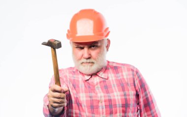 Handyman ev tamiri. Deneyimli mühendis. Onarım veya yenileme. Onarım atölyesi. Onarım konsepti. Kıdemli foreman işçisi. Ev geliştirme onarımı. Adam sakallı işçi kask tutun çekiç giymek