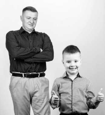 aile günü. baba ile mutlu çocuk. iş ortağı. Baba ve oğlu iş elbisesi içinde. Moda. güven değerleri. Babalar günü. baba işadamı ile küçük çocuk. İşbirliği en iyi sonuçların anahtarıdır