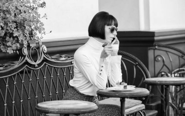 Kadın çekici şık esmer eğlence kafe Teras arka plan harcamak. Keyifli zaman ve eğlence. Sakin ol ve kahve molası. Arkadaş arama. Boş zaman kavramı. Kız moda bayan smartphone ile