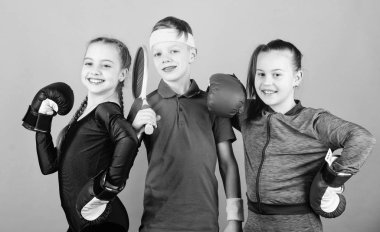 Kızlar çocuklar boks ile spor ekipmanları ve çocuk tenis oyuncusu. Onlar zevk spor bulmak çocuklar yardımcı olacak yöntemler bulunur. Sportif kardeşler. Arkadaşlar spor eğitim için hazır. Çocuk tamamen farklı spor excel
