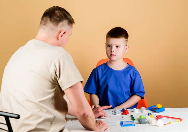 Geduldig. geneeskunde en gezondheid. gelukkig kind met vader met stethoscoop. kindertijd. Ouderschap. huisarts. Vader en zoon in medisch uniform. Kleine jongen met vader in het ziekenhuis. patiënt en arts — Stockfoto