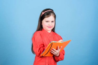 Bilimsel bilgi kitabına bakalım. Sevimli küçük çocuk bilgi test raporu yazma. Elinde kitap bilgisi tutan sevimli küçük kız. Bilgi günü veya 1 Eylül