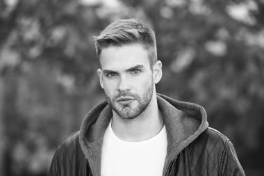 Yakışıklıymış. Sonbahar gününde yakışıklı bir adam. Tıraşsız, yakışıklı ve şık sarı saçlı beyaz bir adam. Kendinden emin ve yakışıklı. Erkek modası. Biçim ve tımar