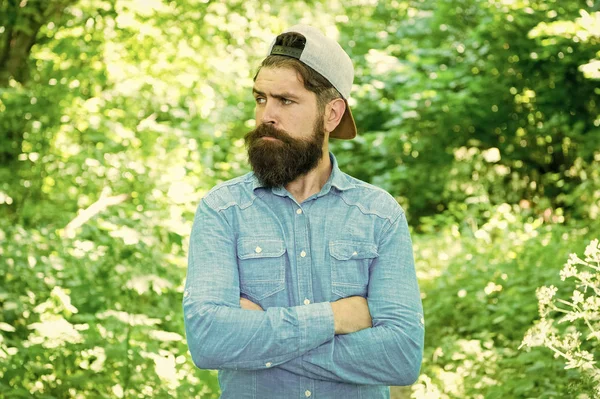 Unidos com o ambiente. Vai verde pensa fresco. Dia da Terra. Proteja a natureza eco movimento. Conceito de estilo de vida ecológico. Explore a natureza. Salvar ambiente. Eco activista. Homem bonito barbudo cara na floresta ensolarada — Fotografia de Stock