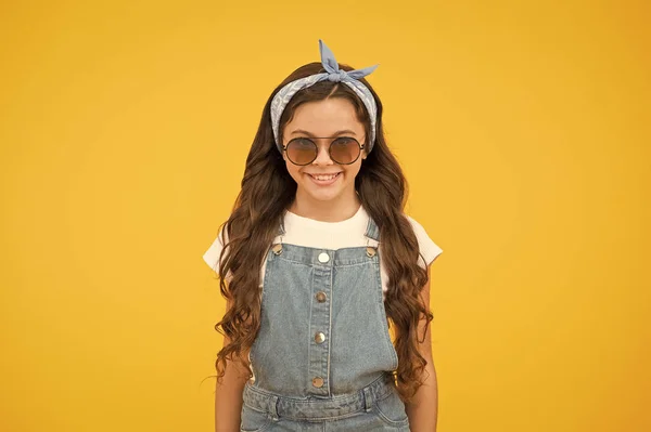 Pequena fashionista. Miúdo bonito menina da moda. Conceito de moda de verão. Menina cabelo encaracolado longo usar óculos de sol e lenço de cabeça amarrado fantasia. Tendência moda. Podes ter tudo o que quiseres na vida se te vestires para isso. — Fotografia de Stock