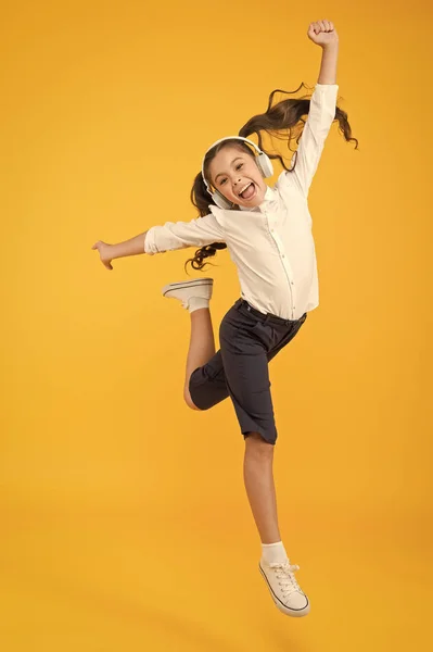 Un chico activo. Chica en camino al conocimiento. Día del conocimiento. De vuelta a la escuela. Niña alegre colegiala salto de energía completa. Los alumnos quieren estudiar. Niño activo en movimiento. Concepto de libertad. Conocimiento éxito determinado — Foto de Stock