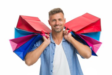 Hırslı alışverişkolik. Alışveriş sonrası paketleri olan mutlu bir adam. Yakışıklı adam ağır alışveriş torbalarını önemser. Hediyeler ve hediyeler al. Satın aldığınız için teşekkürler. Alışveriş mutluluğu. Erkek alışverişçi beyazda izole edilmiş