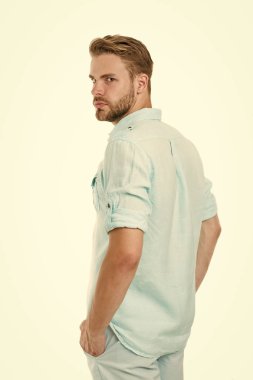 İyi giyimli yakışıklı bir adam beyaz bir arka planda. Sakallı adam. Moda dükkanı. Şık saçlı ve sağlıklı ciltli bir adam. Tıraşsız yüzlü ve bıyıklı adam. Berber dükkanında sakal bakımı ve saç bakımı