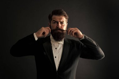 Bıyığıyla gurur duyuyor. Zalim hippi bıyığı. Bıyık. Ciddi adam uzun sakal ve bıyık takıyor. Sakallı, şık bıyıklı bir adam. Berber dükkanı. Berberler
