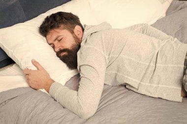 Uyku wake homeostaz uyku için ihtiyaç izler. Adam evde uyur. Derin uyku sırasında insan büyüme hormonu serbest ve günün stresleri vücut ve kasları geri. Sağlıklı uyku konsepti