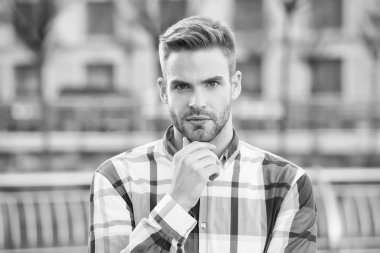 Tıraş ya da tıraş. Tıraşsız adam dışarıda sakal kılına dokunuyor. Yakışıklı adam sakal takıyor. Sakallı, şık bıyıklı ve sakallı bir adam. Erkekler kuaför salonu. Sakal bakımı. Berber Dükkanı