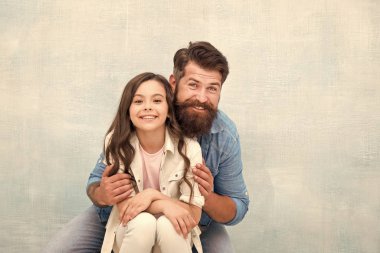 Baba kız ilişkilerini güçlendirmek. Aile kucaklaşması. Baba ve kızı sarılmak ışık arka plan. Dostane ilişkiler. Babalar günü konsepti. Sevimli baba ve sevimli çocuk. Çocuk ve baba en iyi arkadaşlar