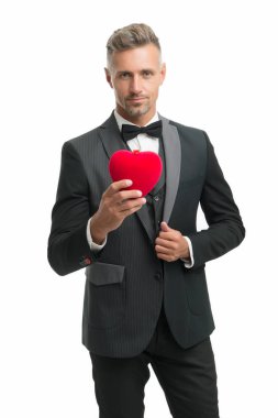 Romantik bir randevu için hazır. Özel bir gece. Beyaz tenli, kendine güvenen zarif bir adam. İş adamı kıyafeti. Sevgililer gününde aşk sembolü. Smokinli adam, kırmızı sevgililer günü kalbi.