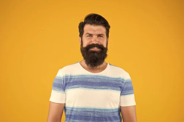 Idyllic vacation. Cheerful sailor. Sea resort. summertime is the best. Ocean cruise. bearded man hipster yellow wall. mature brutal guy with beard. male fashion. Barbershop. summer vacation is on — Stock Photo, Image
