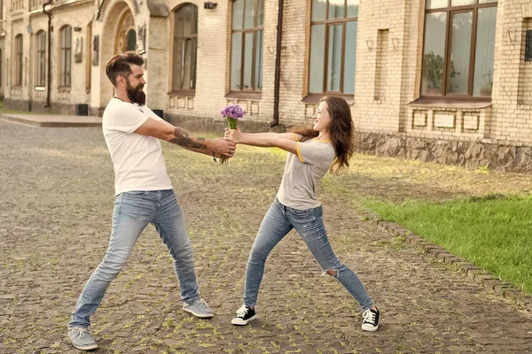 Erősek vagyunk. fiú és lány harcol egy csokor. romantikus dátum. szerelmes pár szórakoztunk. szerelem és a romantika. osztozik a bemutat. Ez az Ön számára. ellátás egy csokor. Háborús idő. Együttlét — Stock Fotó