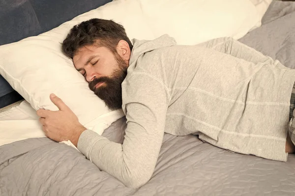 Alvás nyomán homeosztázis nyomon követi a szükség van aludni. Az ember otthon alszik. Során mély alvás az emberi növekedési hormon szabadul fel, és helyreállítja a test és az izmok től hangsúlyozza a nap. Egészséges alvási koncepció — Stock Fotó