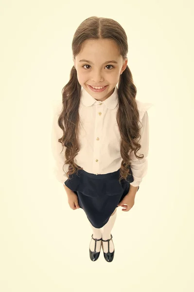 Sorriso alegre. Menina pupila bonito no fundo branco. Uniforme escolar. De volta à escola. A aluna adora a escola. Aluno do primeiro ano. Celebre o dia do conhecimento. Hora de setembro para estudar — Fotografia de Stock