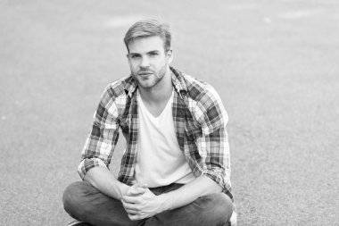 Modern öğrenci. Üniversite öğrencisi dışarıda oturuyor. Sakallı yakışıklı adam. Normal öğrenci görünüşü şehir alanını rahatlatıyor. Üniversite eğitimi. Öğrenci hayatı. Genç ve fikirlerle dolu. Tasasız öğrenci.