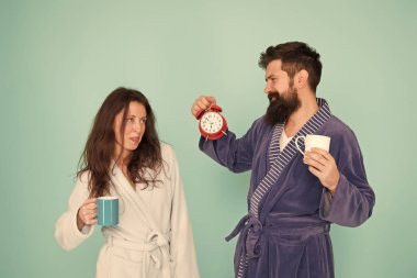 Uyanma vakti. Aile hayatı rutini. Çalar saat seven komik bir çift. Aşk ilişkileri. Evde çay saati. Zor bir sabah. Sabah çifti kahve içer. Erkek sakalı ve kız kahve fincanı. Neşeli bir ruh halinde uyanmak.
