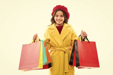 Kara Cuma 'dan kurtuldu. Mutlu küçük çocuk alışveriş torbaları. Kara Cuma satışından sonra küçük bir kız. Kara Cuma alışverişinin tadını çıkar. Kara Cuma indirimler ve anlaşmalar. Şükran Günü 'nden sonraki gün alışveriş.