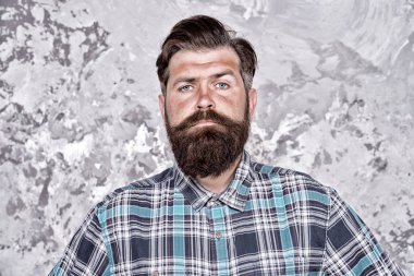 Gerçek bir erkek ol. Sakallı ve bıyıklı ciddi bir adam. Berber dükkanından sonra kendine güvenen erkek hippi. Kareli gömlekli profesyonel kuaför. Vahşi, sakallı bir adam.