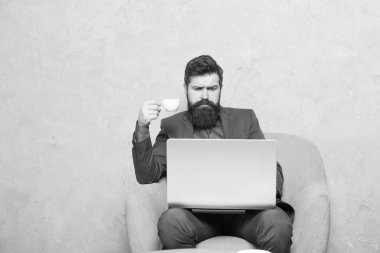 Reklam cılık ve pazarlama konusunda uzmanlaşmıştır. Pazarlama uzmanı müşterileri ile etkileşim için sosyal medya izleme. İşadamı oluşturma şirketler pazarlama stratejisi. Online pazarlama taşıyan yönetici