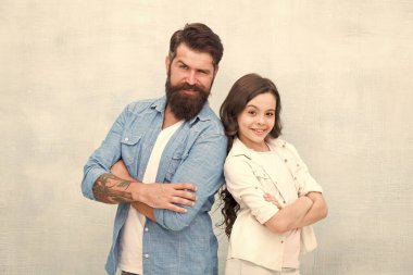 Güven ve destek. En iyi dostlar. Babamın takımı. Sakallı hipster adam ve sevimli çocuk kız. Biz takımız. Aile takımı. Baba ve kız takım arkadaşları. Ebeveynlik ve çocukluk. Babalar günü kavramı