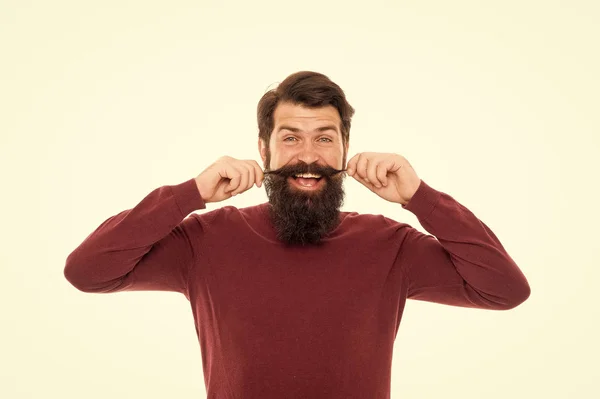 Cuidado del cabello. Concepto de barbería. Los pelos de barba crecen a ritmos diferentes. Para dejarse crecer la barba impresionante, simplemente guarde su afeitadora y recortadora y espere. Hombre con barba larga y bigote aislado fondo blanco —  Fotos de Stock