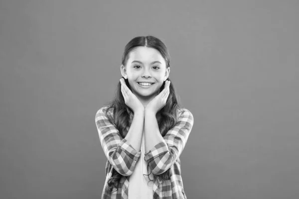 Frisk hud. Skönhetsprodukter för barn. Perfekt ansiktsvård och hudvård. Kosmetika och hygien. Kosmetika för barnkoncept. Kid Girl leende njuta av renhet av hennes hud. Slät hud kinder — Stockfoto