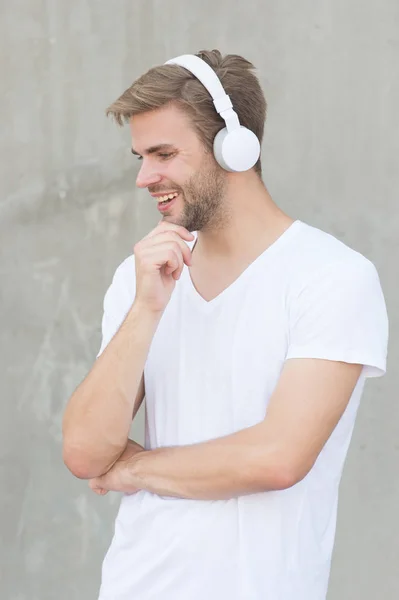 Diversão áudio. Um tipo feliz ouve áudio nos auscultadores. Um homem bonito gosta de aprender áudio. Curso áudio. Experiência de ouvir. Nova tecnologia. Vida moderna. Ele é audiófilo. — Fotografia de Stock