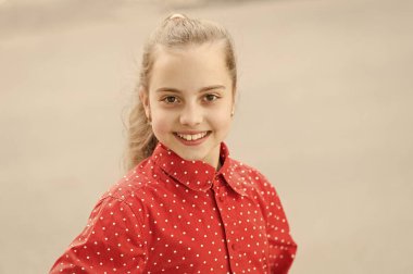 Kız çocuğun masum güzelliği. Mutlu kız. Sevimli küçük kız açık gülümseyen. Sarı saçlı ve sevimli gülümseme ile küçük kız