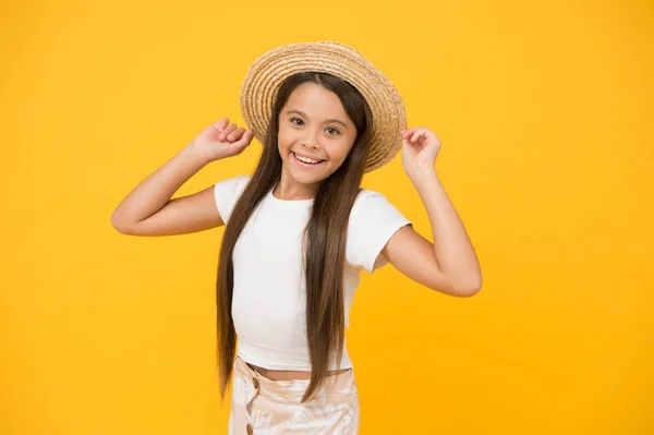 Donna perfetta. il suo tempo di vacanza. Buone vacanze estive. pronto a rilassarsi. Mi sto solo divertendo. Viaggio alle Hawaii. aloha. bambino retrò. teen girl moda estiva. bellezza in cappello di paglia. spiaggia stile per bambini — Foto Stock