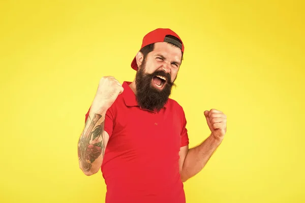 Conceito de felicidade. Saúde psicológica. Um tipo emotivo feliz. Emoções positivas. Homem feliz no fundo amarelo. Vencedor. Dia de sucesso. Homem feliz satisfeito expressão sorridente. Homem rosto feliz — Fotografia de Stock