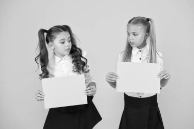 Okul konseptine geri dönelim. Okul kızları sınıf arkadaşları olur. Çocuk ilişkileri. Eleştiriler evde eğitim gören çocukları sosyalleştirmeyebilir. Okulun sosyalleşmesi. Okul üniforması posteri.