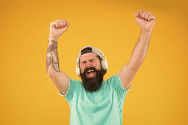 Bas düşük ses. Hipster kulaklık gadget. İlham verici bir şarkı. Müzik kütüphanesi. Ritmi hisset. Sakallı adam müzikten hoşlanır. Ekolayzır oyuncu ayarları. Yaşam tarzı müzik hayranı. Müzik kablosuz kulaklık dinleyen adam