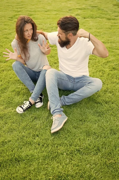 Ameaça-a com espancamento. violência física. direitos das mulheres. Proteger os direitos das mulheres. conflito entre homem e mulher barbudos. Crise familiar. Violência contra as mulheres. invasão do espaço pessoal . — Fotografia de Stock