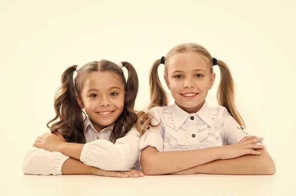 Lektion där lärandet börjar. Söta skolbarn sitter vid skolbänken. Små skolflickor som har lektion i grundskolan. Underbara små flickor som lär sig läxan. Skollektion — Stockfoto