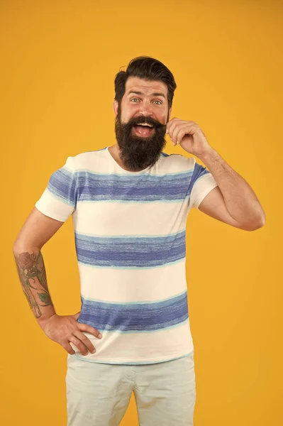 遊び心がある髭の男ヒッパー黄色の壁成熟した残忍な男のストライプシャツ男性ファッション理容室夏休みだ幸せな船員の口ひげ。波に乗って夏のコンセプト。マリンスタイル — ストック写真