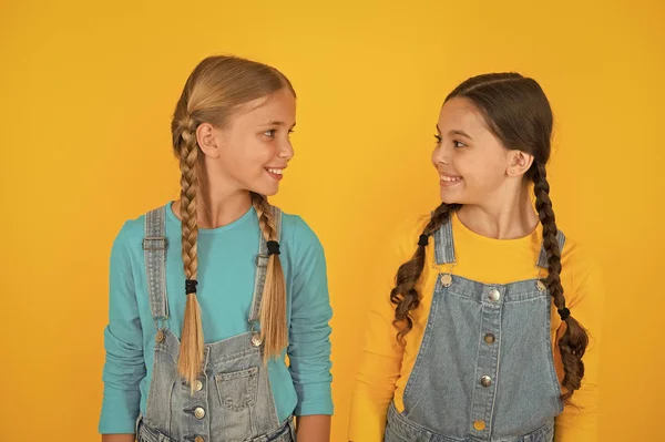 Siamo ucraini. Bambini ucraini. Festeggia la festa nazionale. Il concetto di patriottismo. Ragazze con vestiti blu e gialli. Educazione patriottica. Giorno dell'indipendenza. Bambini ucraino giovane generazione — Foto Stock