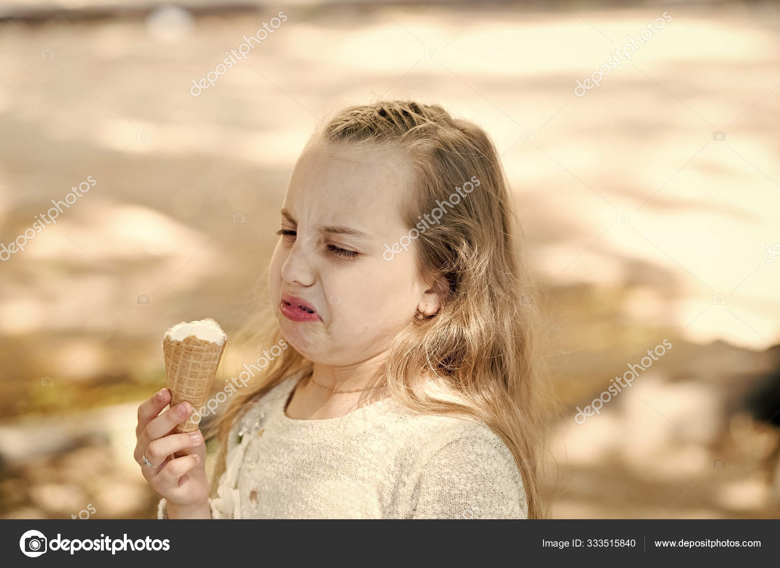 Det gir dårlig smak i munnen. Søt liten jente som misliker iskrem. Et lite  barn som slikker iskrem med ubehagelig smaksinntrykk. Isen hennes smaker  ikke like godt. – stockfoto © stetsik #333515840, image size:1600x1165