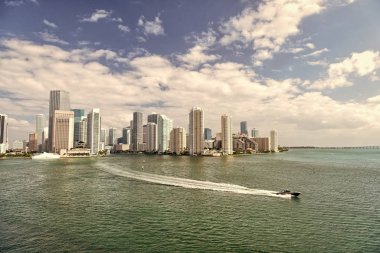 Mimari olarak etkileyici yüksek katlı kuleleri. Gökdelenler ve okyanus suyu. Cazibe görmek gerekir. Miami Waterfront marinalar ile kaplıdır. Miami şehir merkezindeki kent merkezi. Miami iş bölgesi