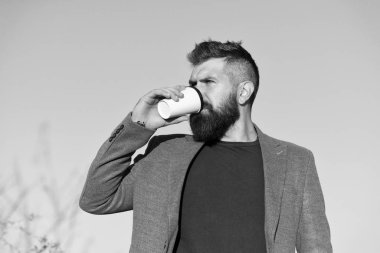 Kendime ayıracak vaktim var. Hippi kağıt kahve fincanı tutuyor. Kahve molası. Giderken iç. Düşünceli sakallı hippi adam kahvenin alınmasını tercih ediyor. İş adamı sakallı adam dışarıda kahve içiyor.