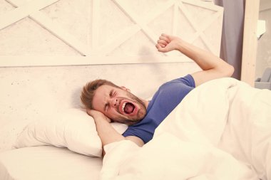 Düzenli bir şekilde yuvarlak ritim tutturmak genel sağlık için gereklidir. Yakışıklı adam uyuyor. Bahşişler daha iyi uyuyor. Her gece yeteri kadar uyuyorum. Sakallı adam uyukluyor.