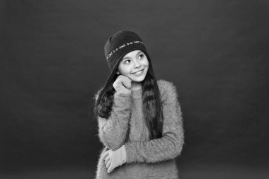 Noel dileği tutuyorum. Kış kıyafeti. Küçük çocuk örgü şapka takıyor. Üşüme. Küçük kız kış moda aksesuarı. Küçük çocuk uzun saçlı, şapka takıyor. Şirin model kışın tadını çıkar