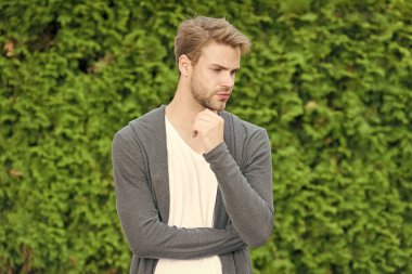 Berber dükkanı servisi. Yakışıklı maço. İyi giyinmenin temelleri. Yakışıklı adam traşsız yüz ve şık sarı saçlı. Yakışıklı beyaz adam doğa yeşil arka plan. Sakallı adam rahat tarzı