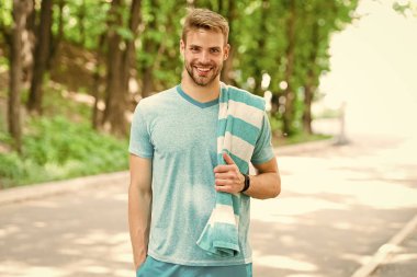 Sabah eğitimi için motive. Havlu doğa arka plan ile Adam atlet. Atletik adam rahatlatıcı mola. Atlet yorucu egzersizler sırasında mola alır. Koşucu egzersiz açık. Yakışıklı atlet