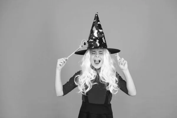 Diversão despreocupada. menina pequena festa de Halloween. Bruxa misteriosa faz magia. Chapéu de bruxa criança pequena. Doce ou travessura. Encantador sobrenatural. Criança feiticeira onda varinha mágica. Feliz Dia das Bruxas. acreditar em magia — Fotografia de Stock