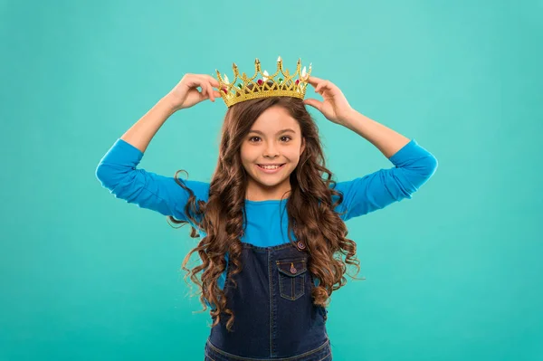 Criança egoísta cabelo encaracolado longo. luxo e sucesso. encontrar a sua motivação. Menina pequena na coroa rainha. Sente-se como uma grande chefe. ser um egoísta. recompensa pelo verdadeiro campeão. pequena princesa — Fotografia de Stock