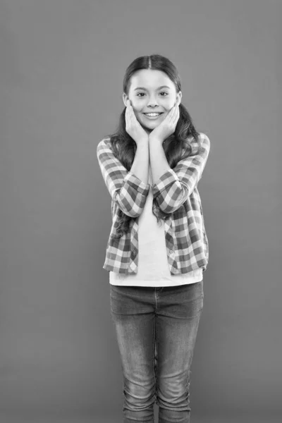 Crema per pelle del viso. Cosmetici di bellezza per bambini. Cura del viso e della pelle. Cosmetici e igiene. Cosmetici per bambini concetto. Ragazza sorridente godere la pulizia della sua pelle. Guance lisce della pelle — Foto Stock